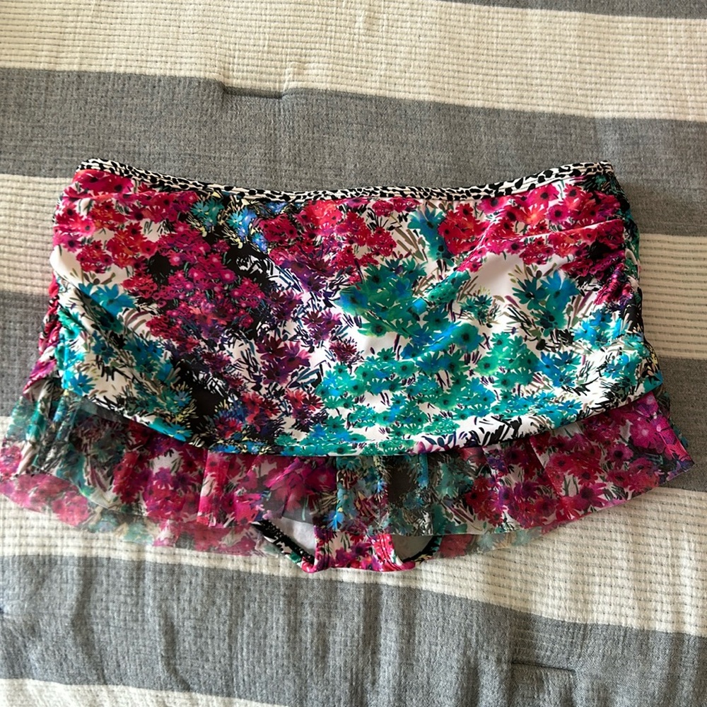 Kenneth Cole Reaction Ruffle Swim Skirt with attached swim bottom. Size L.